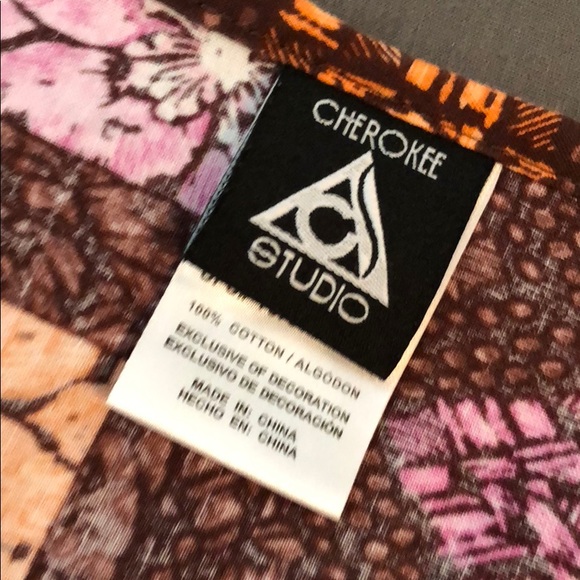 Patterned scrub top - Picture 2 of 3